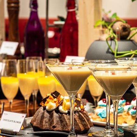 Mercure Hyderabad Kcp Banjara Hills, An Accor Hotel Buitenkant foto A dessert buffet