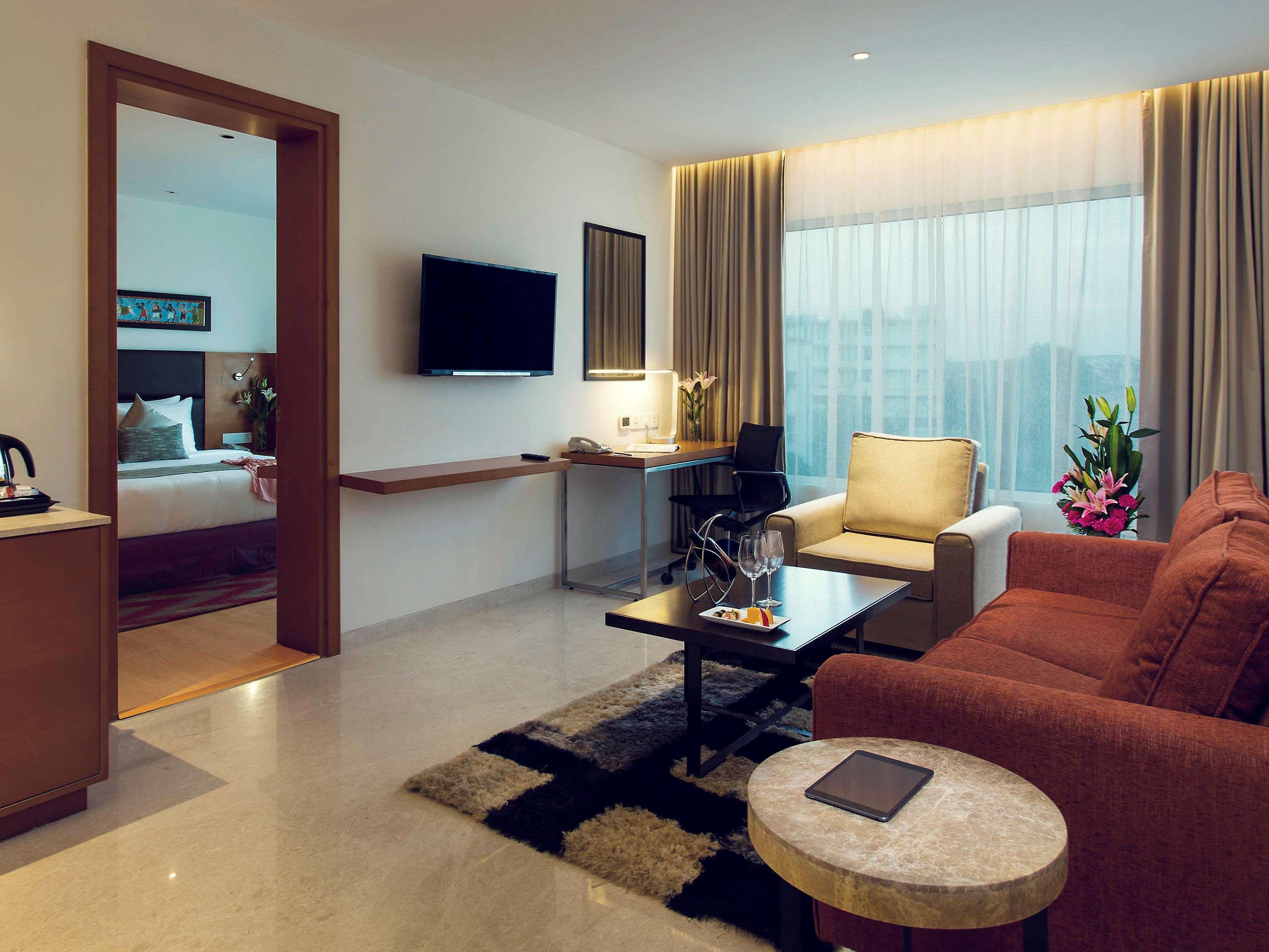 Mercure Hyderabad Kcp Banjara Hills, An Accor Hotel Buitenkant foto Suite room at the hotel