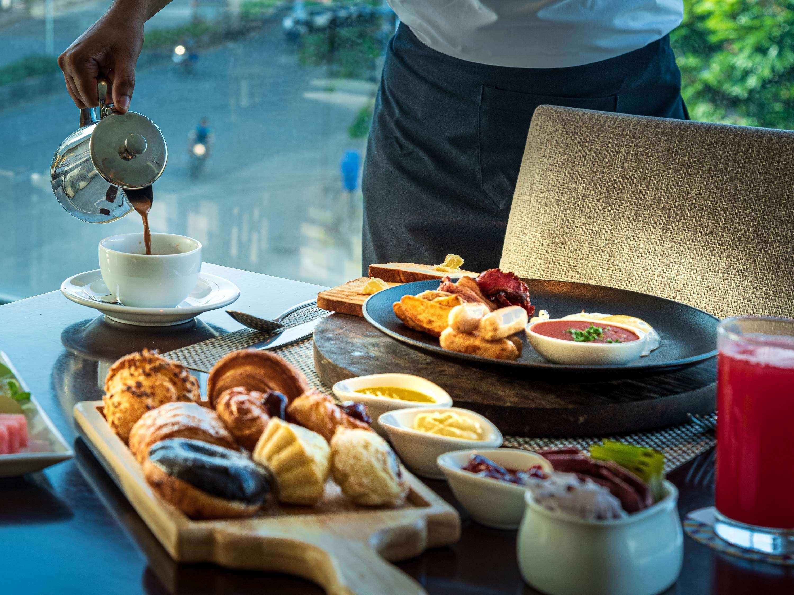 Mercure Hyderabad Kcp Banjara Hills, An Accor Hotel Buitenkant foto A breakfast at the hotel