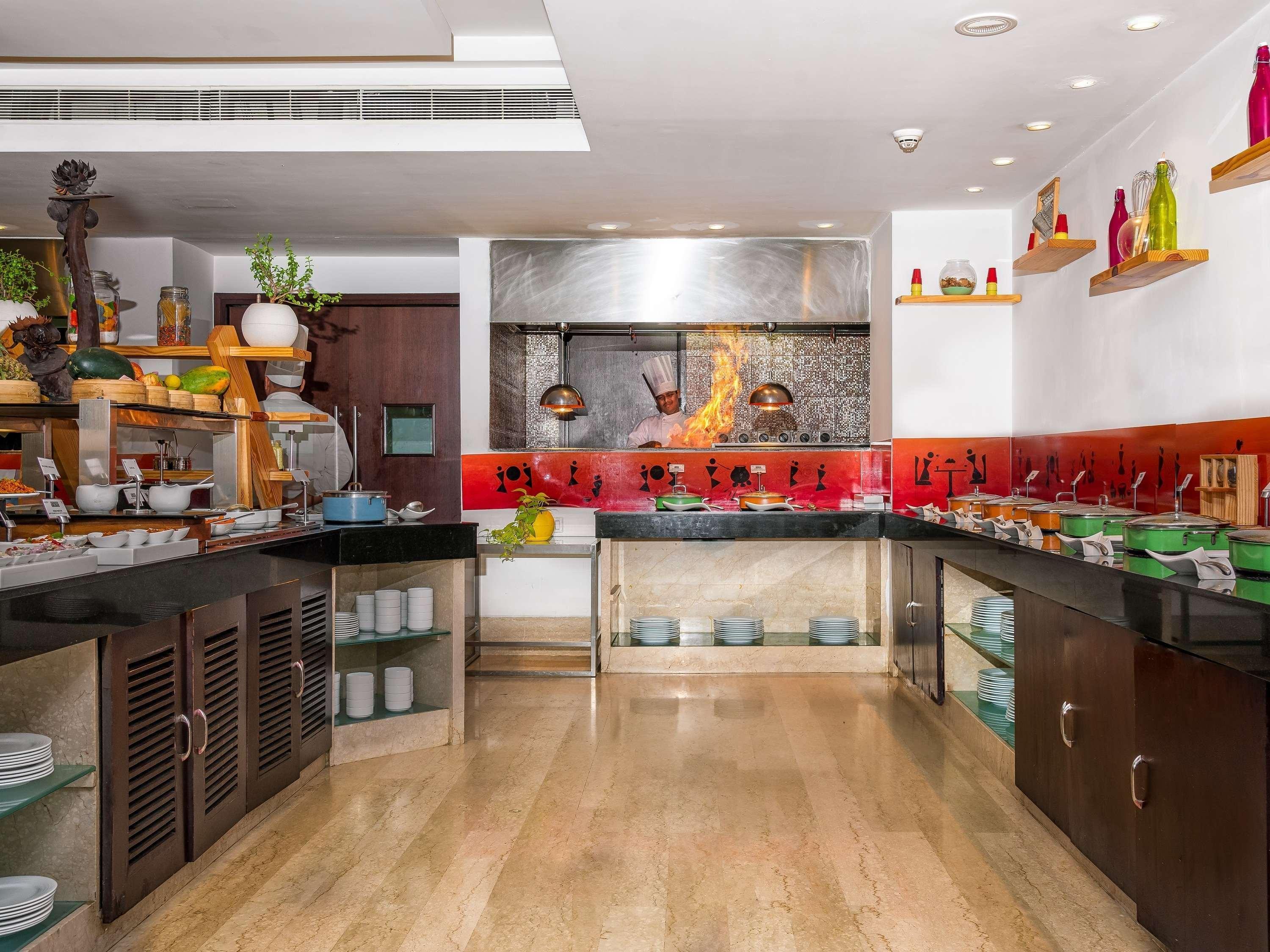 Mercure Hyderabad Kcp Banjara Hills, An Accor Hotel Buitenkant foto A commercial kitchen