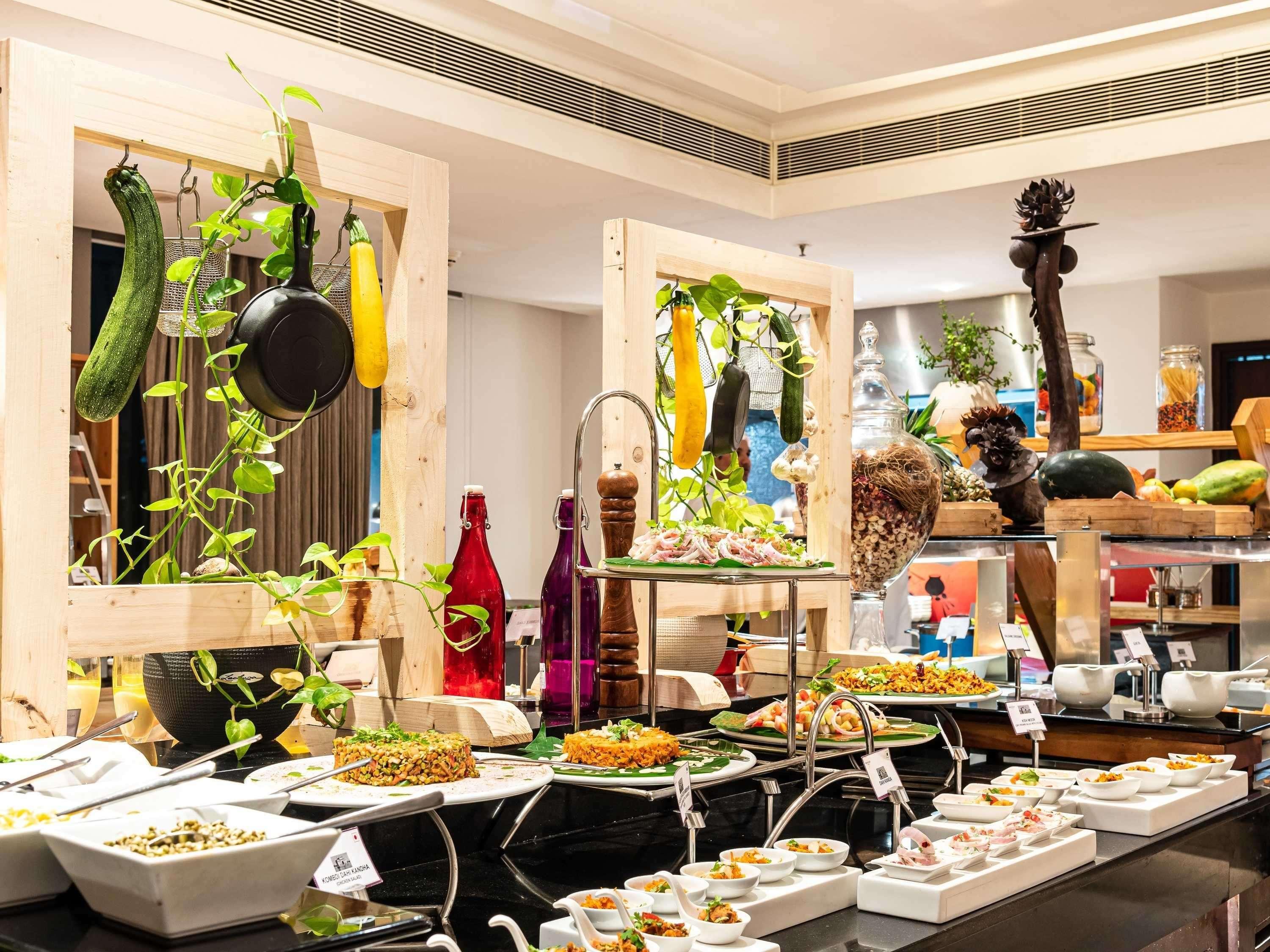 Mercure Hyderabad Kcp Banjara Hills, An Accor Hotel Buitenkant foto A buffet at a hotel