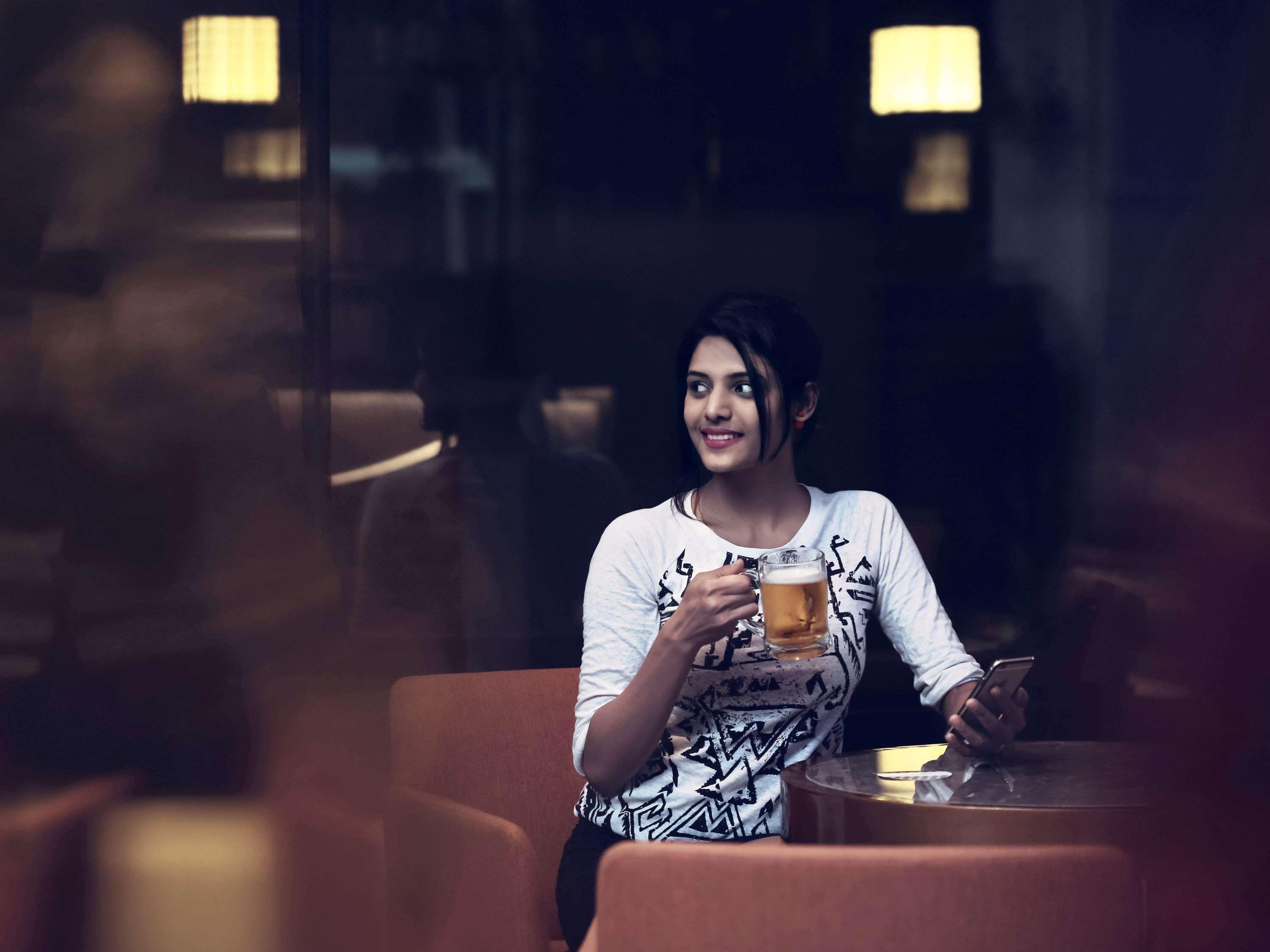 Mercure Hyderabad Kcp Banjara Hills, An Accor Hotel Buitenkant foto A woman drinking beer