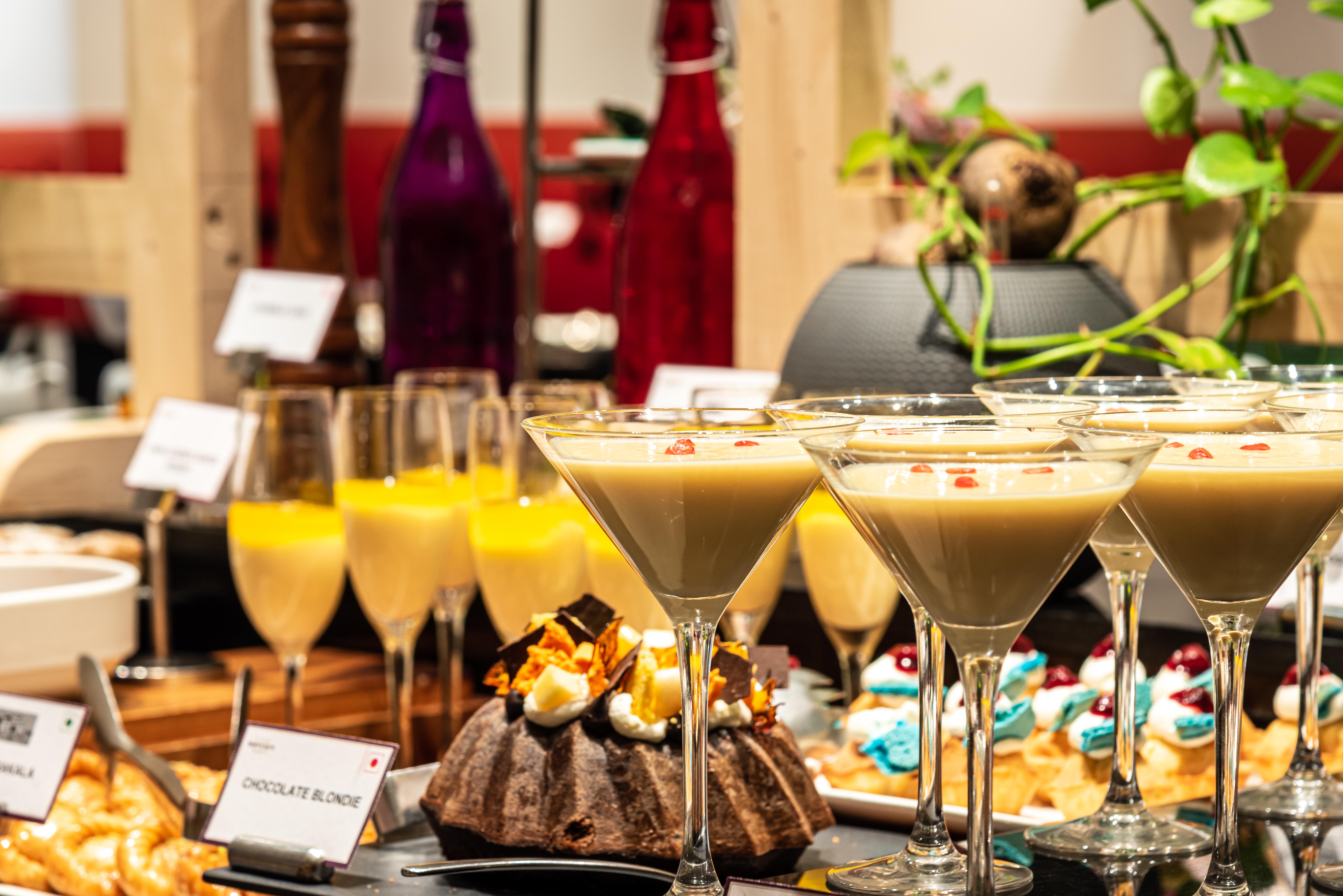 Mercure Hyderabad Kcp Banjara Hills, An Accor Hotel Buitenkant foto A dessert buffet
