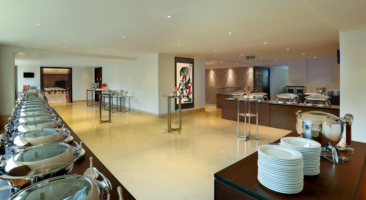 Mercure Hyderabad Kcp Banjara Hills, An Accor Hotel Buitenkant foto The interior of the lounge