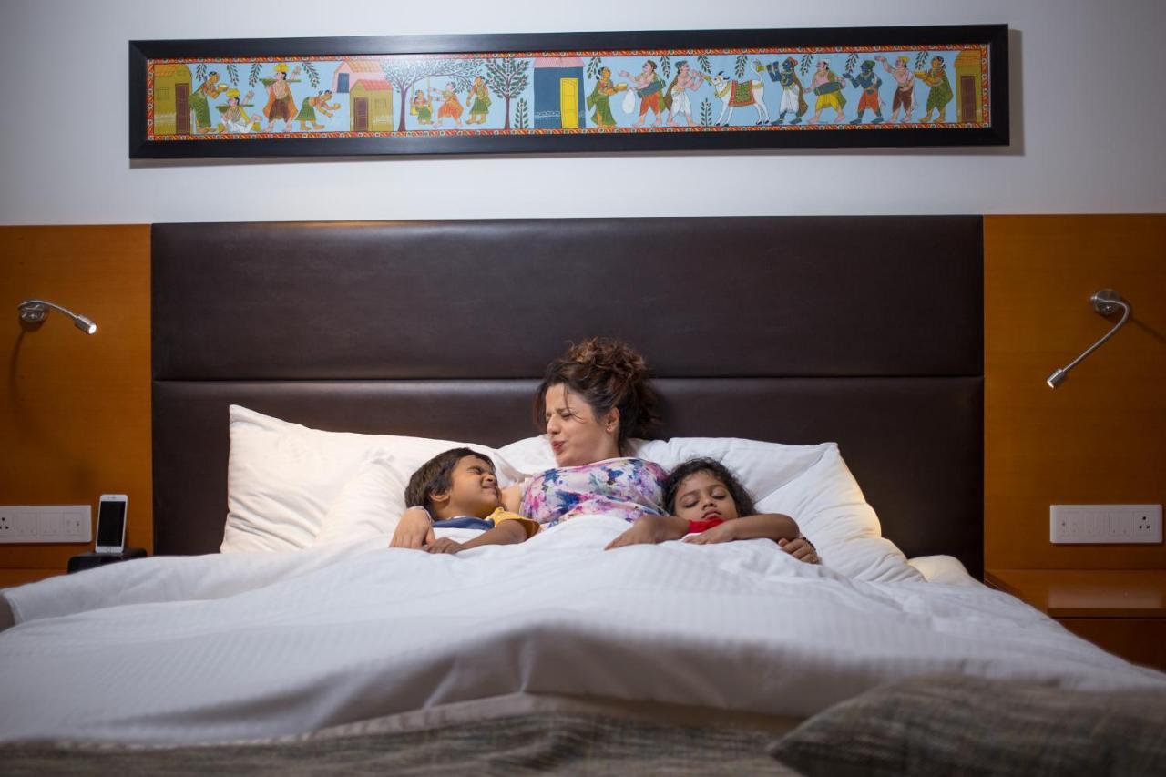 Mercure Hyderabad Kcp Banjara Hills, An Accor Hotel Buitenkant foto A mother and her two children in a hotel room